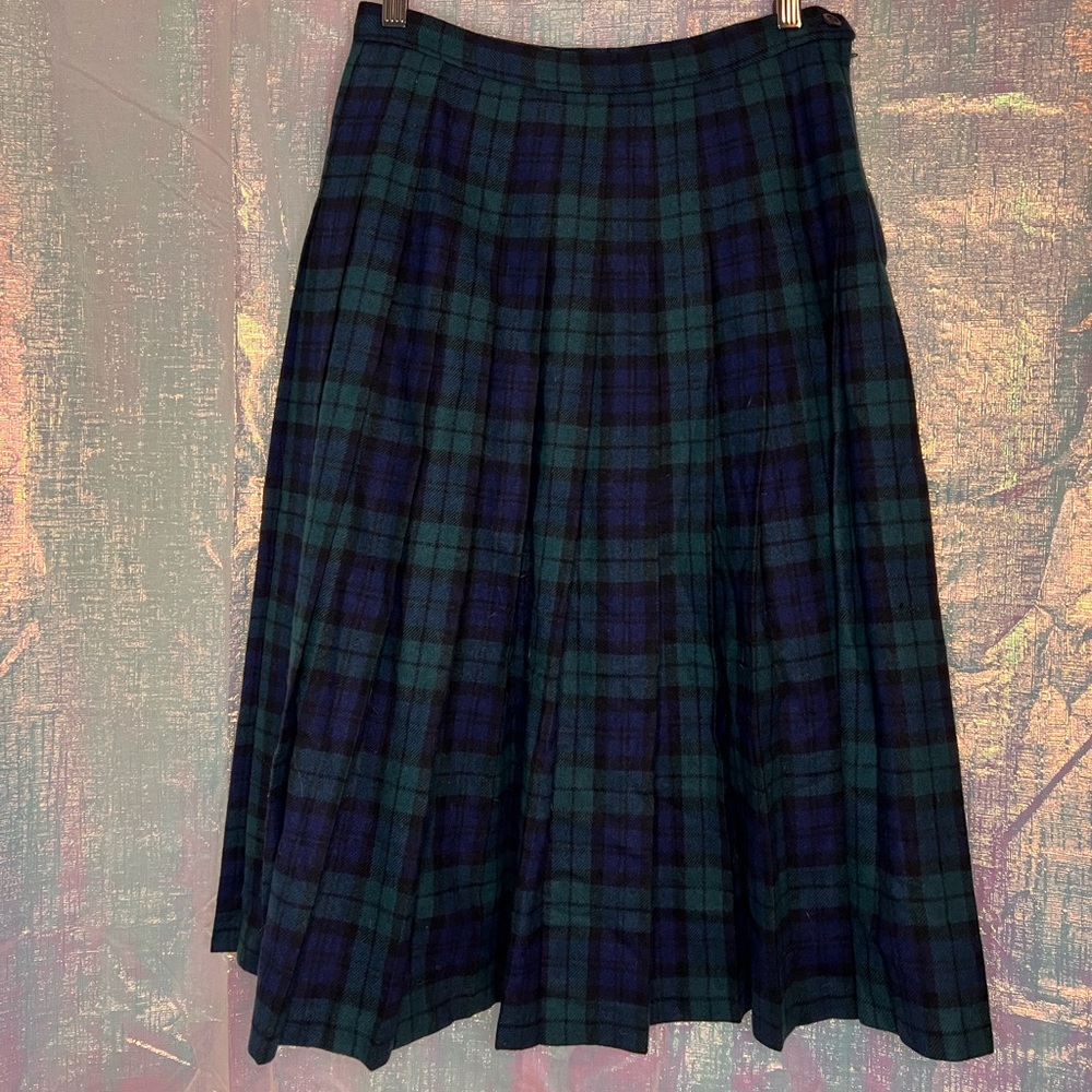 Vintage Pendleton Black Watch Tartan Wool Pleated Skirt, size 8 petite.